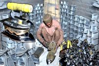 ببینید| مراحل دیدنی تولید سنتی اتوی زغالی در کارگاهی در پاکستان