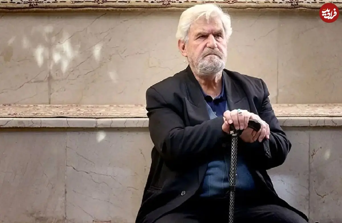 عکس| سفر در زمان؛ «عنایت بخشی» در اتاق گریم فیلم گوزن ها؛ سال 1353