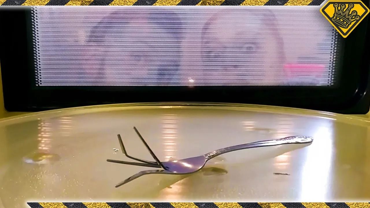 (ویدئو) اگر فویل، قاشق و چنگال را در ماکروویو قرار دهید، چه اتفاقی می افتد؟