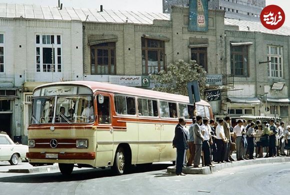 (عکس) سفر به تهران قدیم؛ «ایستگاه اتوبوس خطی میدان توپخانه»؛ سال 1326