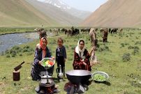 ببینید؛ غذای عشایری در افغانستان؛ پخت خورشت گوشت و بامیه
