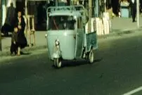 عکس| سفر به تهران قدیم؛ پیکان نارنجی و سه‌چرخه‌های موتوری در یکی از خیابان‌های تهران؛ سال 46