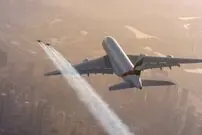 (ویدئو) پرواز حیرت انگیز و باورنکردنی دو جت من در کنار هواپیمای غول پیکر ایرباس A380
