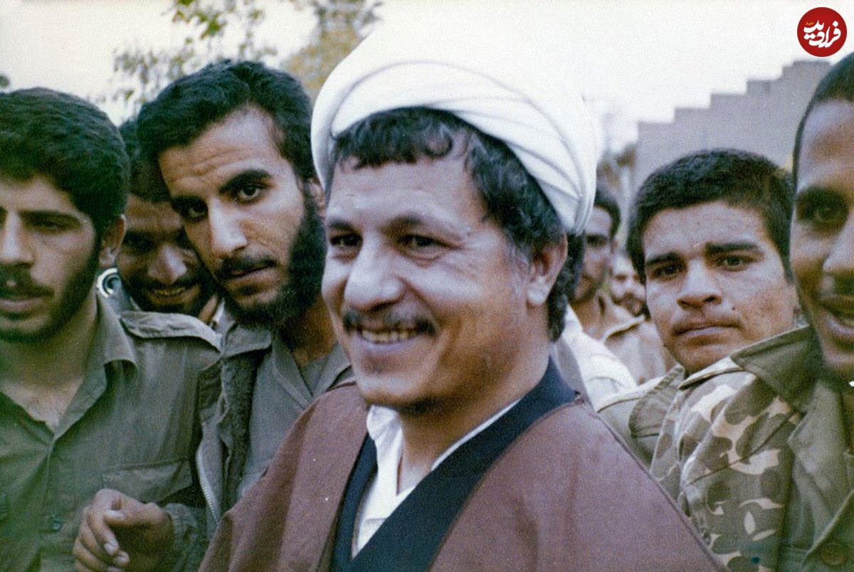 عکس؛ سفر به تاریخ؛ «هاشمی رفسنجانی» در کنار «علی شمخانی» در میان رزمندگان در جبهه