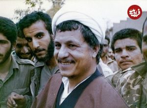 عکس؛ سفر به تاریخ؛ «هاشمی رفسنجانی» در کنار «علی شمخانی» در میان رزمندگان در جبهه