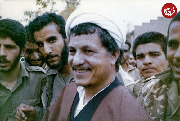 عکس؛ سفر به تاریخ؛ «هاشمی رفسنجانی» در کنار «علی شمخانی» در میان رزمندگان در جبهه