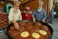 ببینید| غذای خیابانی در افغانستان؛ تهیه چپلی کباب محبوب در کابل