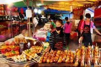 ببینید| غذای خیابانی در تایلند؛ کباب ماهی تیلاپیا و سوسیس توسط یک مادربزرگ در بانکوک