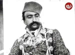 عکس| سفر زمان؛ عکس یادگاری با «تابوت ناصرالدین شاه» در خیابان باب همایون
