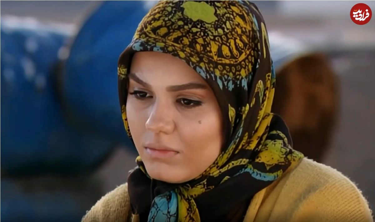 عکس| سفر در زمان؛ «باران» سریال آوای باران در حال قدم زدن کنار دریای خزر؛ سال 1403