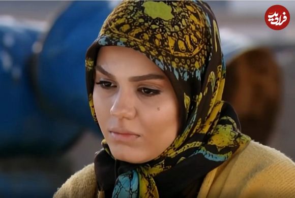 عکس| سفر در زمان؛ «باران» سریال آوای باران در حال قدم زدن کنار دریای خزر؛ سال 1403