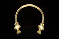 جواهرات و سکه‌هایی که از خاک بیرون آمدند