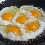 ببینید| غذای روستایی در کره؛ برنج سرخ شده با تخم مرغ در سئول