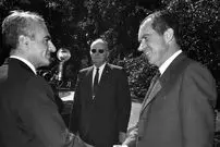 سفر در زمان؛ یادداشت‌های علم، سه شنبه ۴ اردیبهشت ۱۳۵۲: آبروی نیکسون بر سر مسأله [واترگیت] در خطر است