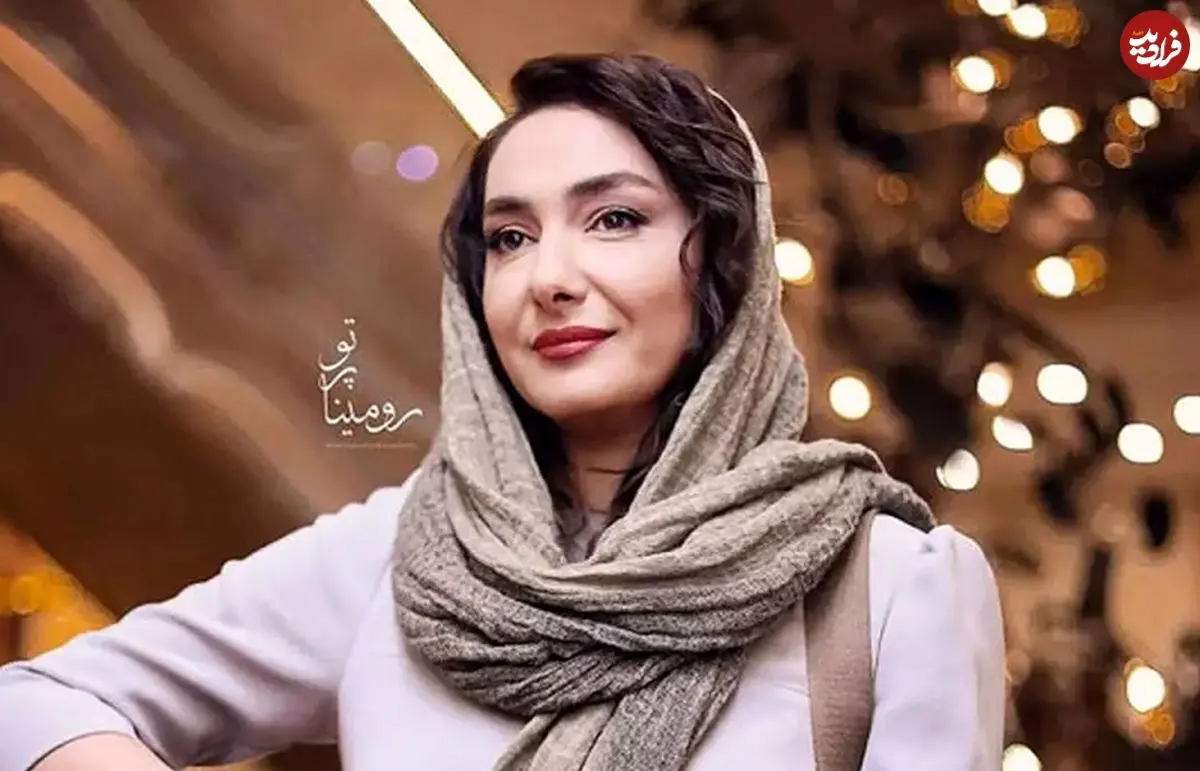 عکس| سفر زمان؛ «هانیه توسلی» در حال گرفتن هدیه از «عزت‌الله ضرغامی»؛ سال 85