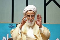 عکس؛ سفر به تاریخ؛ لباس متفاوت «آیت‌الله جنتی» در بازدید از یک شرکت مهندسی در جزیره کیش؛ سال 95