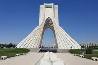 عکس| سفر به تهران قدیم؛ «تهرانی ها در حال گردش در کنار برج آزادی»؛ سال 54