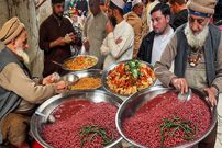 ببینید؛ غذای خیابانی در پاکستان؛ پخت غذای محلی با لوبیا و نخود توسط پیرمرد 80 ساله 