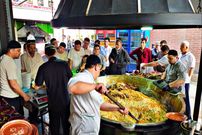 ببینید؛ غذای خیابانی در ازبکستان؛ نحوه پخت یک تن سمرقند پلو در نامانگان