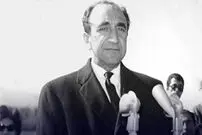 سفر در زمان؛ یادداشت‌های علم، پنجشنبه ۲۸ دی ۱۳۵۱: علیا حضرت گفت میل دارم شخص سنگین وزنی با ولیعهد برای مسابقات فوتبال به اهواز برود، چون سفر اول او است