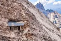 تصاویر؛ ساخت‌وساز غیرممکن؛ کلبه ۱۱۰ ساله ایتالیایی در دل صخره‌ها