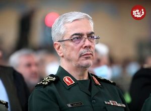 عکس؛ سفر در زمان؛ «سرلشکر باقری با لباس نظامی در خانه پدری»؛ اوایل دهه 60
