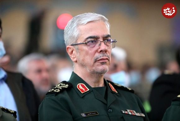 عکس؛ سفر در زمان؛ «سرلشکر باقری با لباس نظامی در خانه پدری»؛ اوایل دهه 60