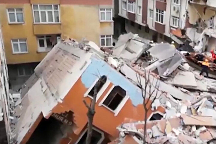 (ویدئو) تصویری از فروریختن خانه ای در استانبول