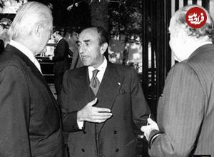 سفر در زمان؛ یادداشت‌های علم، شنبه ۷ بهمن ۱۳۵۱: بعد از اینکه سفیر انگلیس الدرم بلدرم کرد، حسابش را رسیدم 