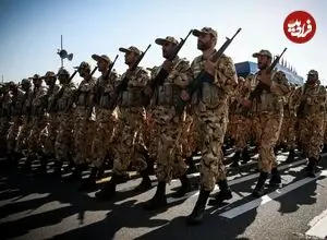 سفر زمان؛ عکس یادگاری چند سرباز در میدان نقش جهان اصفهان؛ دهه 40