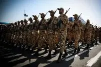 سفر زمان؛ عکس یادگاری چند سرباز در میدان نقش جهان اصفهان؛ دهه 40