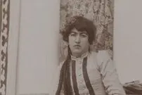 عکس| سفر زمان؛ تصویری از یک دختر ویولن‌نواز در دوران قاجار