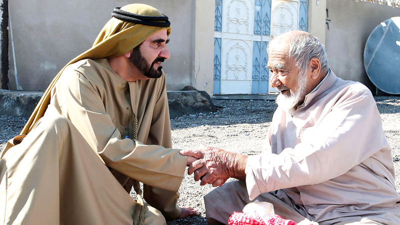 (ویدئو) روزی که حاکم دبی کنار یک پیرمرد روستایی، روی زمین نشست تا مشکل اش را حل کند!