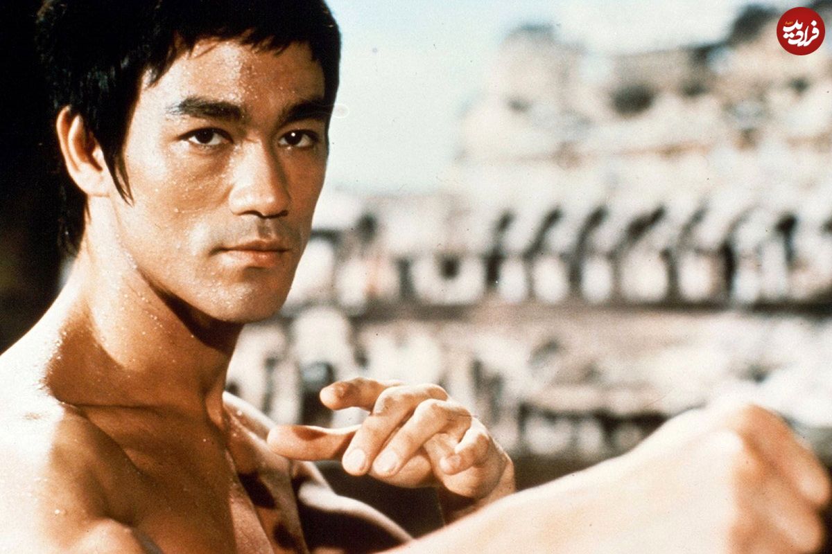 عکس| سفر در زمان؛ «بروسلی» در حال اجرای حرکات رزمی در پشت صحنه یک فیلم؛ سال 1351