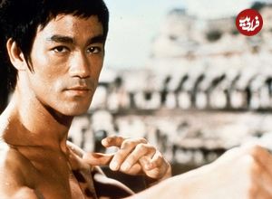 عکس| سفر در زمان؛ «بروسلی» در حال اجرای حرکات رزمی در پشت صحنه یک فیلم؛ سال 1351