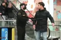 (ویدئو) دوربین مخفی؛ کتک خوردن به خاطر نزدن ماسک و واکنش خنده دار عابران