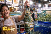 ببینید؛ غذای خیابانی در تایلند؛ پخت انواع غذا با لابستر، میگوی مانتیس و ماهی مرکب
