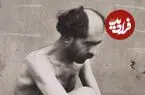 عکس| سفر زمان؛ یک دلاک در حال مشت و مال دادن مشتری در دوران قاجار