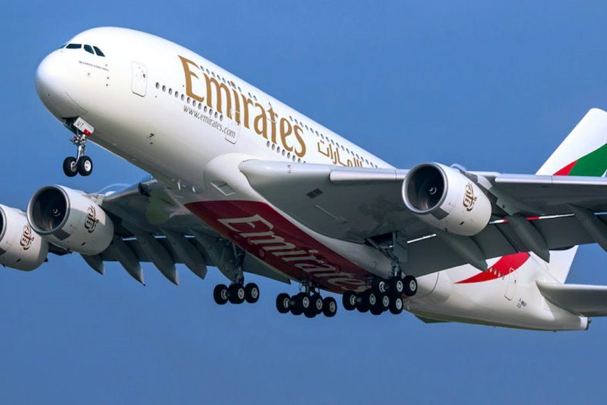 (ویدئو) لحظه حیرت انگیز پدیدار شدن هواپیمای غول پیکر ایرباس A380 از دل ابرها