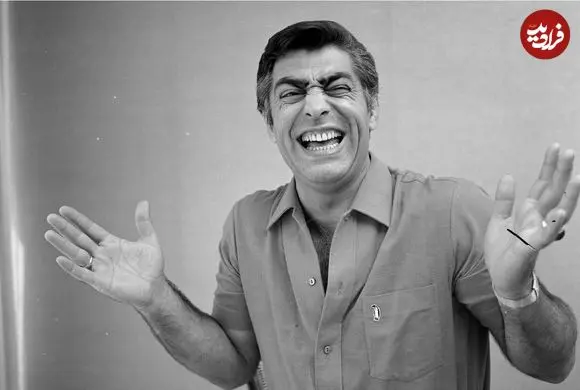 عکس| سفر در زمان؛ «فردین» در حال دریافت نشان لیاقت از «محمدرضا پهلوی؛ سال 1333