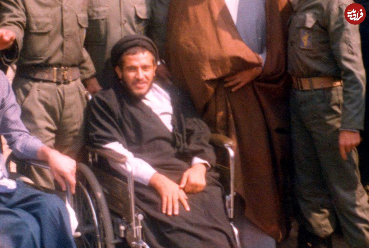 عکس؛ سفر به تاریخ؛ عکس متفاوت «امام خمینی» در کنار طلبۀ جانباز؛ دهۀ 50