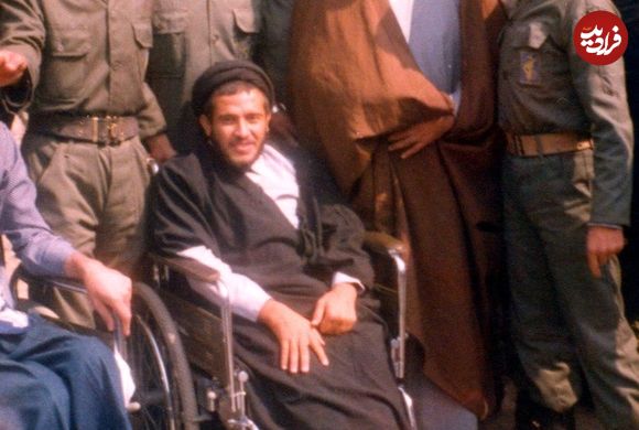 عکس؛ سفر به تاریخ؛ عکس متفاوت «امام خمینی» در کنار طلبۀ جانباز؛ دهۀ 50