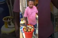 (ویدئو) چیپس درست کردن جالب هندی ها را در خیابان ببینید!