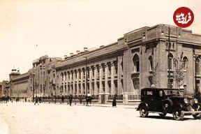 عکس؛ سفر در زمان؛ ظاهر «عابران، خودروها و ساختمان پست و تلگراف، میدان سپه»؛ دهه ۳۰