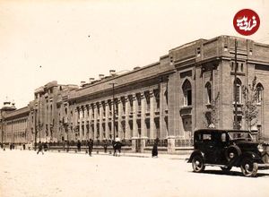 عکس؛ سفر در زمان؛ ظاهر «عابران، خودروها و ساختمان پست و تلگراف، میدان سپه»؛ دهه ۳۰
