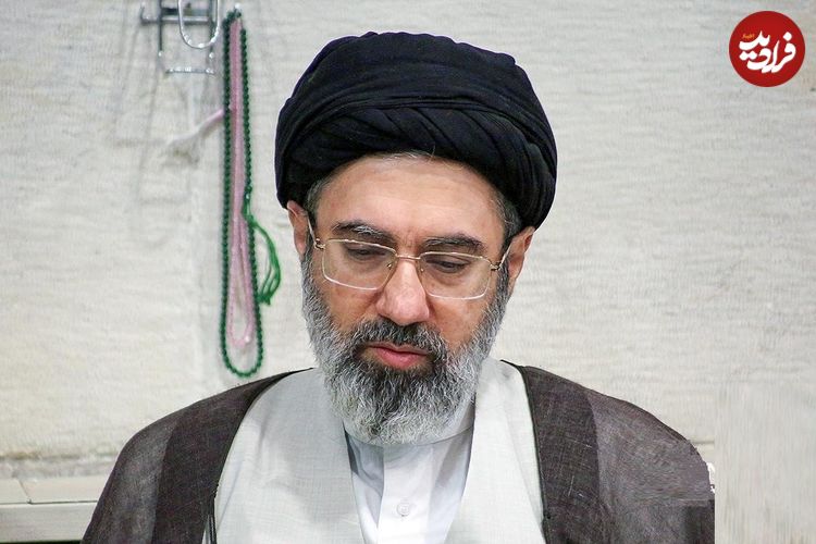 عکس؛ سفر در زمان؛ «سید مجتبی خامنه ای» در کنار همرزمان اش در جبهه؛ دهه 60