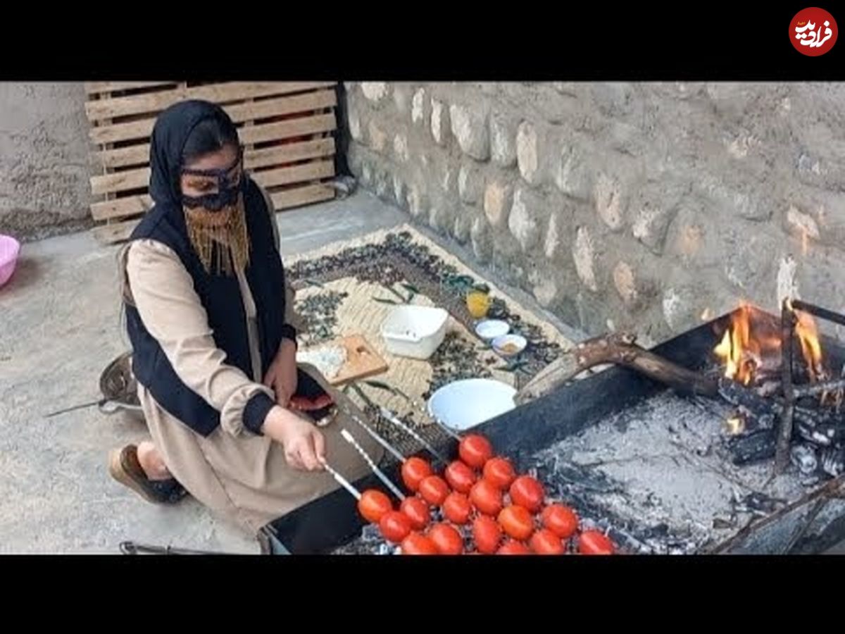 (ویدئو) پخت یک غذای محلی با گوجه و بادمجان کبابی توسط یک بانوی روستایی ایرانی