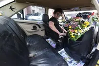 یک تاکسی پر از گلهای تازه؛ خلاقیت راننده تاکسی برای نشاط مسافران