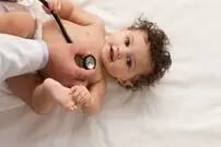 (ویدئو) نجات معجزه آسا کودک ۱۰ روزه از مرگ حتمی با راهنمایی تلفنی