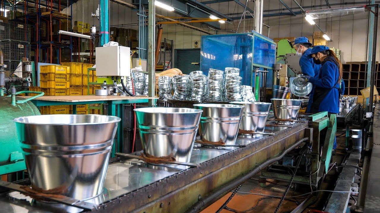 (ویدئو) ژاپنی ها چگونه سطل فلزی مشهورشان را در کارخانه تولید می کنند؟